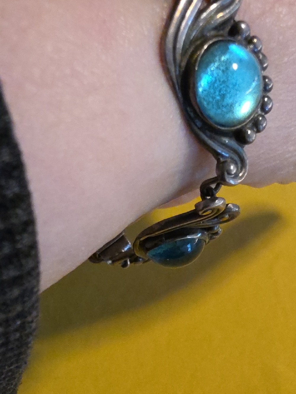 Vintage Mid-Century Mexican Silver Bracelet ▪︎ Blue & Green Glass Cabochons - Picture 12 of 14